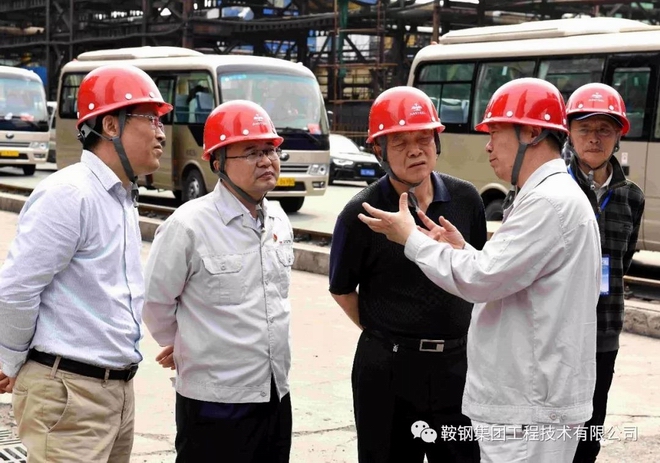 鞍钢集团工程技术有限公司党委书记,董事长冯占立与业内专家和钢厂